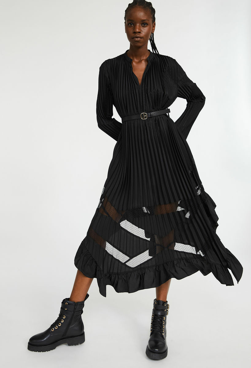 Robe noire longue plissée à volants