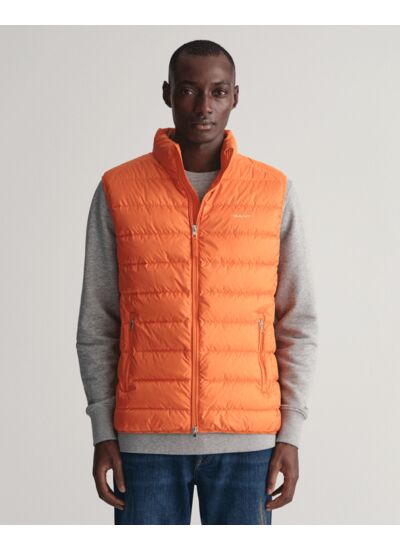 Le nom du produit en français serait "Gilet léger en duvet". Voici le var que vous avez demandé : var59aa3e4a4c0d2650a3e164a23be2715f.